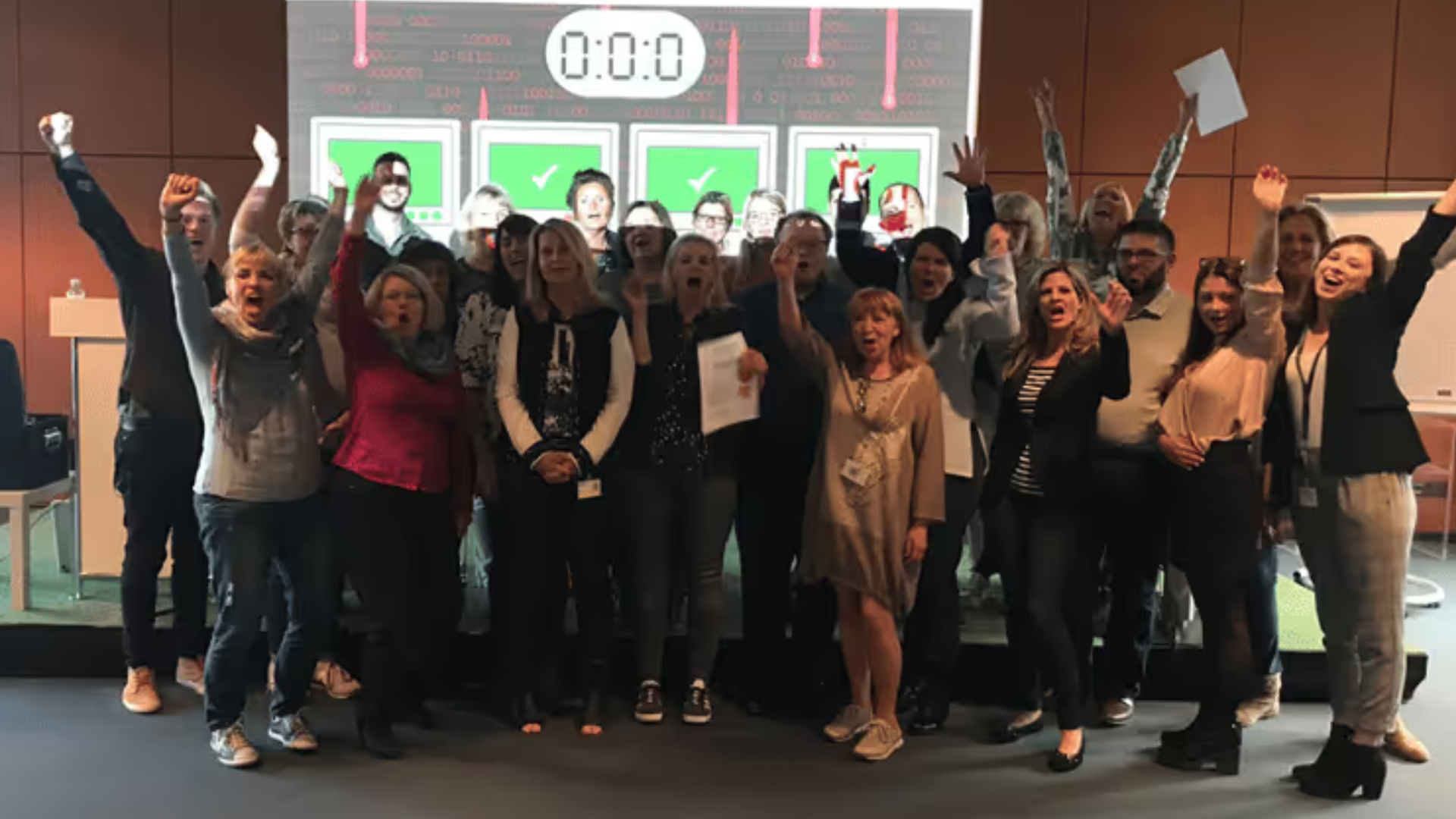 Team feiert nach gelöstem Escape Game